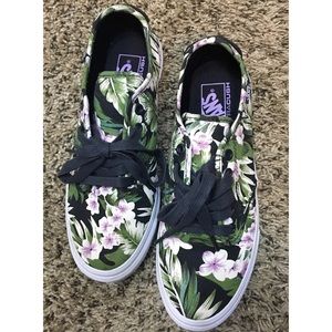 Vans Hawaiian Floral Lace Up Shoes 8